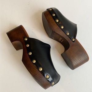 ALOHAS black leather clogs